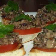 Рецепт Брускетты с помидорами, шампиньонами и луком