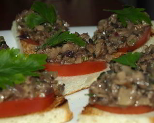 Брускетта с помидорами, шампиньонами и луком