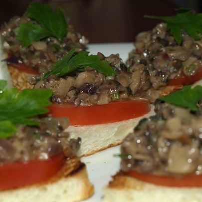 Брускетта с помидорами, шампиньонами и луком