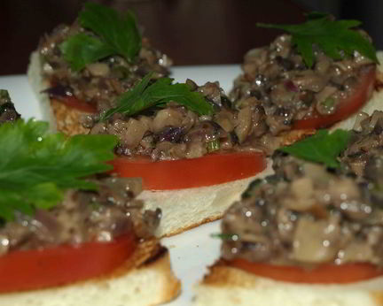 Брускетта с помидорами, шампиньонами и луком