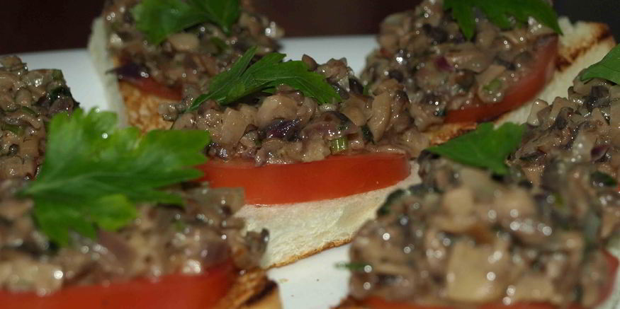 Рецепт брускетты с помидорами, шампиньонами и луком