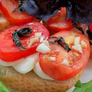 Рецепт Брускетты с помидорами, сыром и базиликом