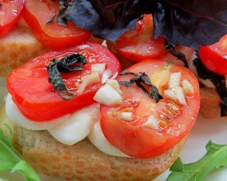 Брускетта с помидорами, сыром и базиликом