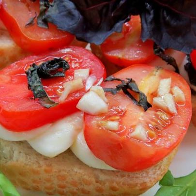 Брускетта с помидорами, сыром и базиликом