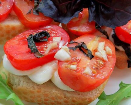 Брускетта с помидорами, сыром и базиликом