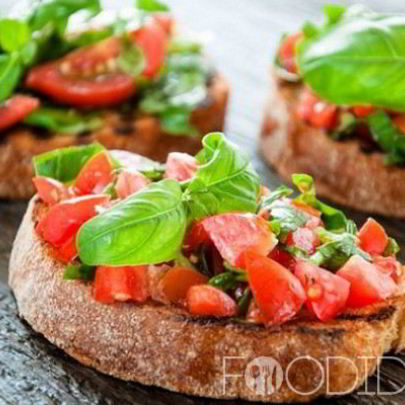 Брускетта с помидорами