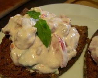 Брускетта с рикоттой, помидорами и базиликом