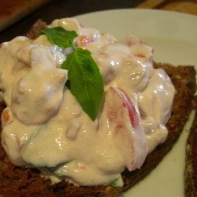 Брускетта с рикоттой, помидорами и базиликом