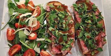 брускетта с ростбифом