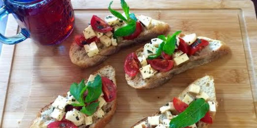 Рецепт брускетты с сулугуни