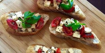 брускетта с сулугуни