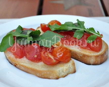 Брускетта с томатами и базиликом