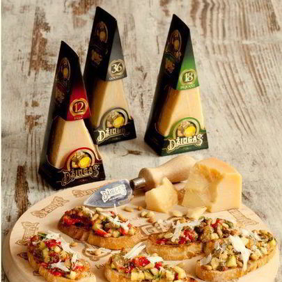 Брускетта с томатами, кедровыми орехами и сыром