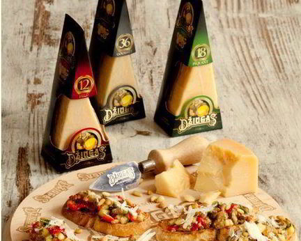 Брускетта с томатами, кедровыми орехами и сыром