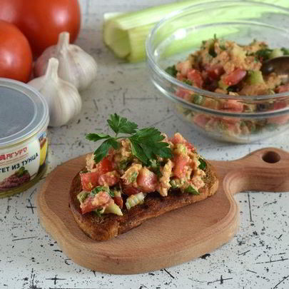 Брускетта с тунцом и сельдереем