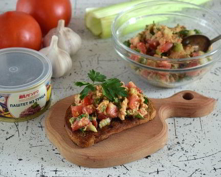 Брускетта с тунцом и сельдереем