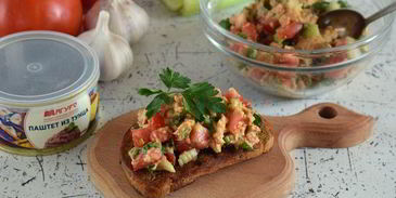 брускетта с тунцом и сельдереем