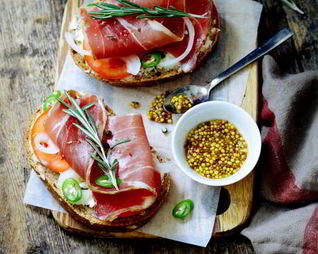 Брускетта с ветчиной, сыром и помидорами