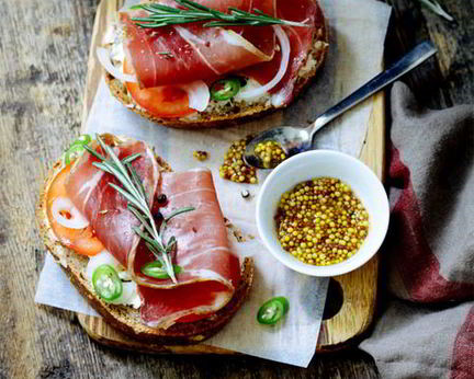 Брускетта с ветчиной, сыром и помидорами