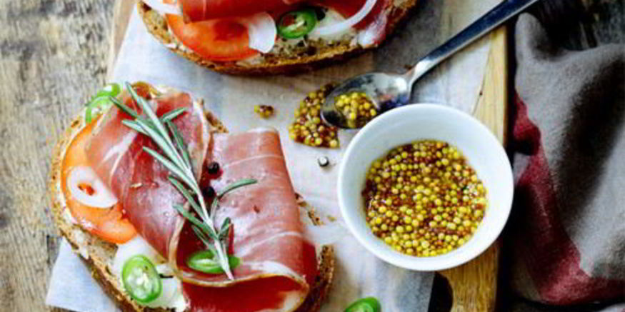Рецепт брускетты с ветчиной, сыром и помидорами