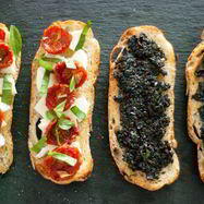 Рецепт Брускетты с вялеными томатами и оливковым тапенадом