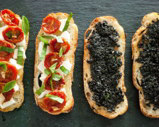 Брускетта с вялеными томатами и оливковым тапенадом