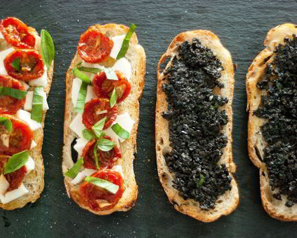 Брускетта с вялеными томатами и оливковым тапенадом