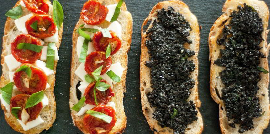 Рецепт брускетты с вялеными томатами и оливковым тапенадом