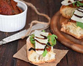 Брускетта с вялеными томатами