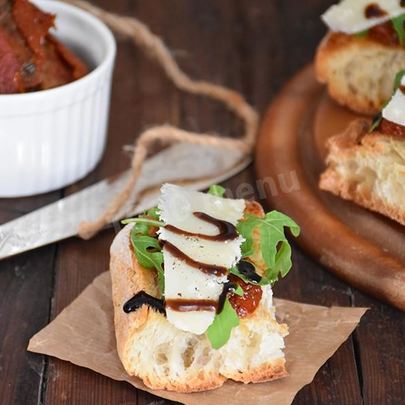 Брускетта с вялеными томатами