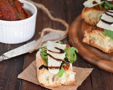 Брускетта с вялеными томатами