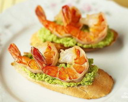 Брускетта с зеленым горошком и креветками
