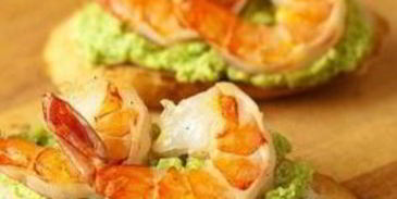 брускетта с зеленым горошком и креветками