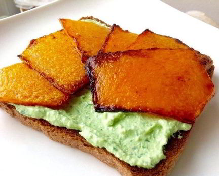 Брускетта с жареной тыквой