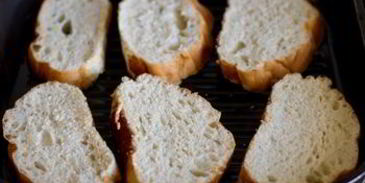 брускетта с жареным сладким перцем