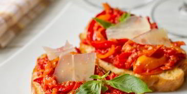 брускетта с жареным сладким перцем