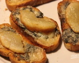 Брускетты с грушей и сыром