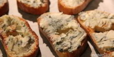 брускетты с грушей и сыром