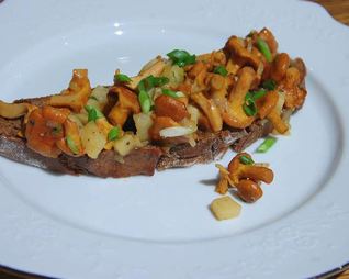 Брускетты с лисичками, сельдереем и зеленым луком