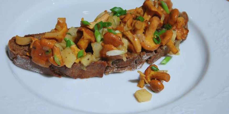 Рецепт брускетт с лисичками, сельдереем и зеленым луком