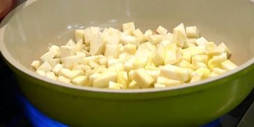 брускетты с лисичками, сельдереем и зеленым луком