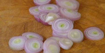 брускетты с лисичками, сельдереем и зеленым луком