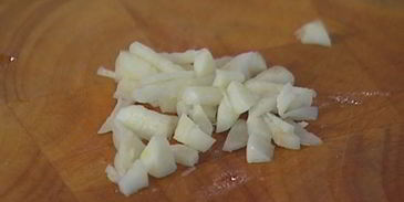 брускетты с лисичками, сельдереем и зеленым луком