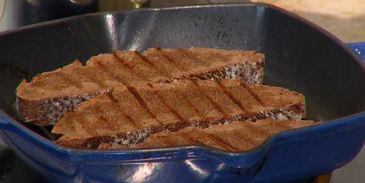 брускетты с лисичками, сельдереем и зеленым луком