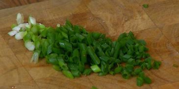 брускетты с лисичками, сельдереем и зеленым луком