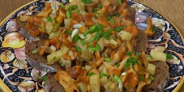 брускетты с лисичками, сельдереем и зеленым луком