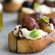 Рецепт Брускетт с печеным виноградом, сыром и бальзамиком