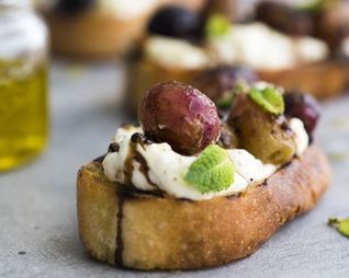 Брускетты с печеным виноградом, сыром и бальзамиком