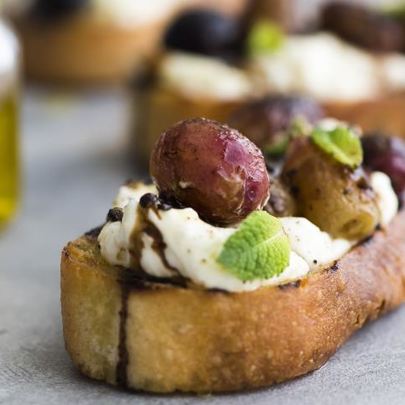 Брускетты с печеным виноградом, сыром и бальзамиком