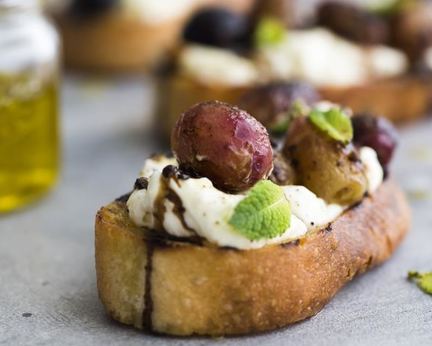 Брускетты с печеным виноградом, сыром и бальзамиком